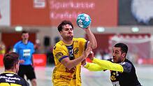 Der Konstanzer Fynn Beckmann (am Ball) beim umkämpften Duell am Donnerstag in Krefeld.