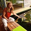 Michaela Baur füttert ihre Kois. Das passiert mehrmals am Tag.