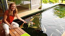 Michaela Baur füttert ihre Kois. Das passiert mehrmals am Tag.