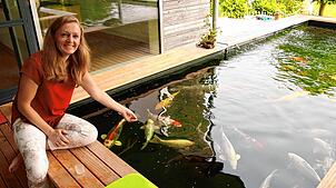 Michaela Baur füttert ihre Kois. Das passiert mehrmals am Tag.