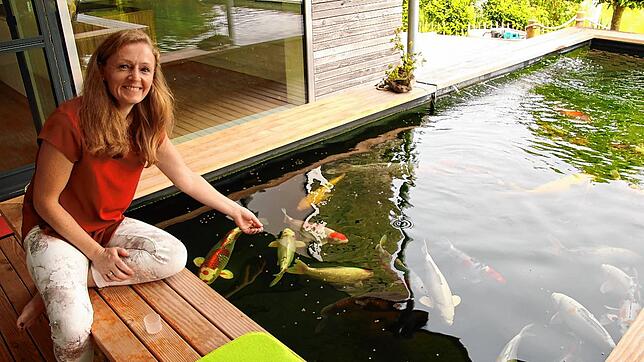 Michaela Baur füttert ihre Kois. Das passiert mehrmals am Tag.