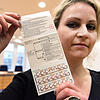 Felicitas Rohrer zeigt im Landgericht eine Packung der Anti-Baby-Pille "Yasminelle". Bild: dpa