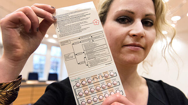 Felicitas Rohrer zeigt bei einem früheren Verhandlungstag im Landgericht eine Packung der Antibabypille „Yasminelle“.