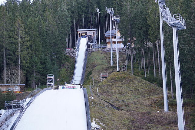 Auch wenn es überall grün ist, die Hochfirstschanze mit Anlauf und Auslauf ist bestens und mit genügend Schnee präpariert.