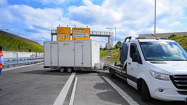 Ein allerletztes Überbleibsel vom Festakt am Morgen: Dieser Toilettenwagen, auf dem Foto wird er gerade weggefahren, verzögerte die ...