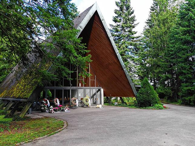 Die Aufbahrhalle auf dem weitläufigen Bergfriedhof. Hier wurden schon lange bevor Wohnhäuser auf dem Aarberg gebaut wurden Menschen ...