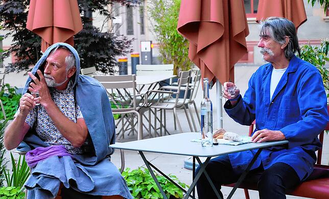 Dass der Tod viele Facetten hat, zeigen die Schauspieler Helmut Thau (links) und Sava Vinokic bei ihren Proben zum Stück ...