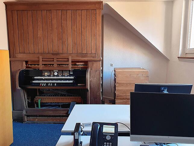 Eine alte Orgel steht in einem der Büros.