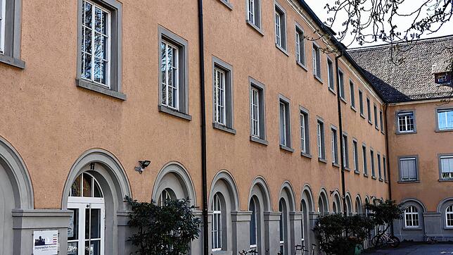 Der Austausch der alten Fenster an der Stephansschule steht an. Damit würde der jährliche Energiebedarf um neun Prozent gesenkt. Vielen ...