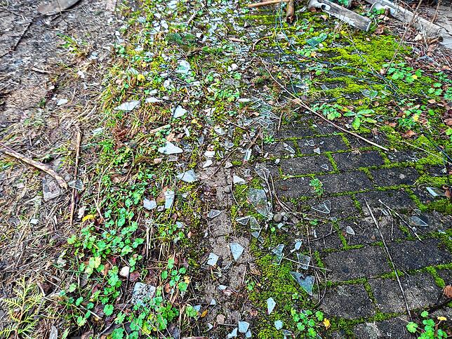 Überall um die Brandruine am Stadtrand von Villingen liegen Scherben herum.