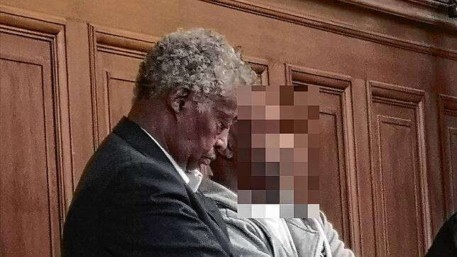 Der Angeklagte (rechts) mit einem Dolmetscher.