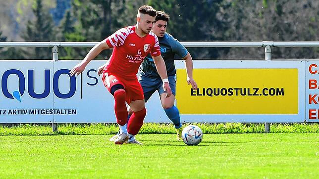 Nico Reichardt (rotes Trikot, hier im Spiel gegen den SV Jestetten) vom FC Schlüchttal hat es diese Woche in unsere Top-Auswahl geschafft.