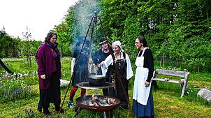Die „Hexen“ am Lagerfeuer zu Beginn ihres traditionellen Festes. Bild: Privat