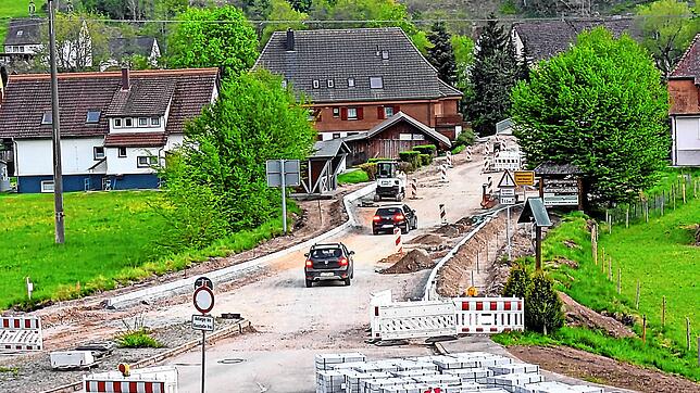 Die Sanierung der Hammereisenbacher Ortsdurchfahrt ist tägliches Gesprächsthema. Im Bild ist die Friedhofskreuzung Richtung Brücke zu ...