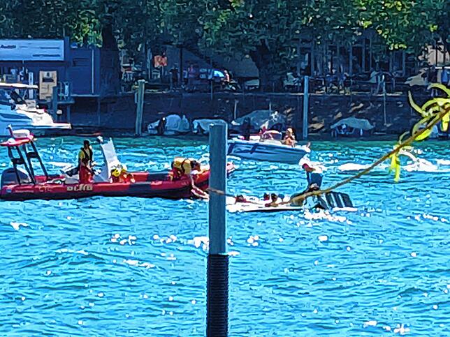 Doch das Boot kentert schnell. Im Wasser vor dem Konstanzer Rheinstrandbad spielen sich am Samstagnachmittag, 9. August, dramatische ...