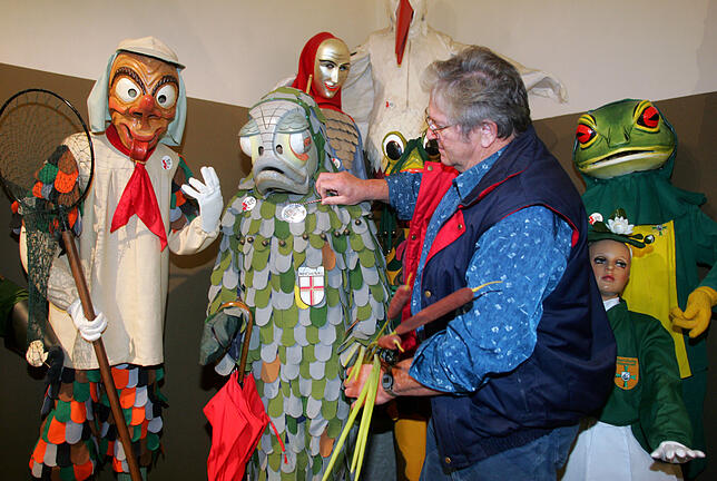 Fasnachtsmuseum Schloss Langenstein Museumsmitarbeiter Artur Weibel richtet am Mittwoch im Fasnachtsmuseum im Schloss Langenstein die Froschfiguren verschiedener Narrenzünfte.