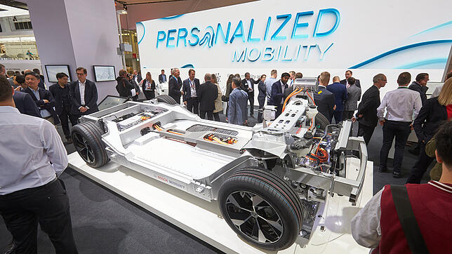 Messe-Auftritt von Bosch auf der IAA. Ähnlich wie die Konkurrenten Conti und ZF setzen auch die Stuttgarter auf immer mehr elektrische ...