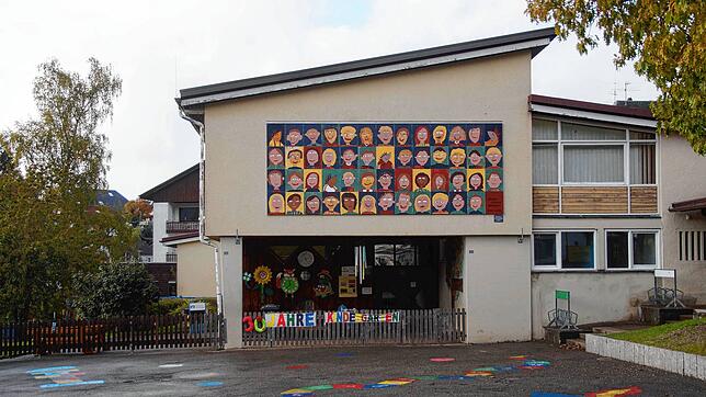 Für zwei Wochen geschlossen wird die Grundschule Neukirch, nachdem ein Corona-Fall nachgewiesen wurde. Alle Lehrer und Schüler müssen ...