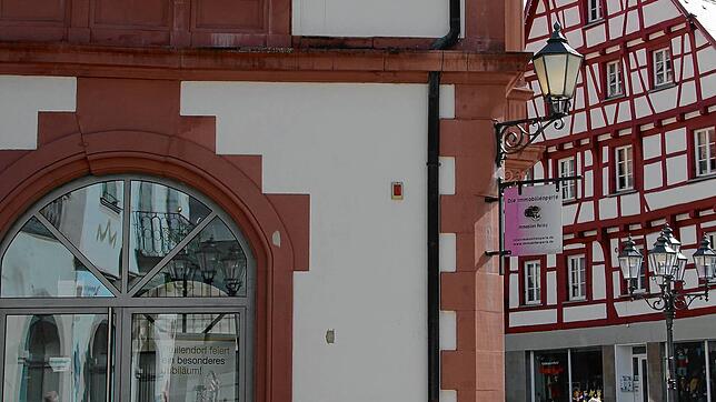 Am Marktplatz, im ehemaligen Büro von &bdquo;Immobilienperle&ldquo;, wird eine weitere Teststation eingerichtet.