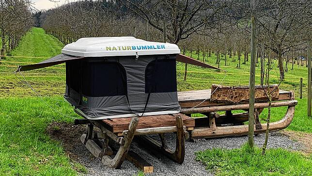 Das Dachzelt wartet auf Übernachtungsgäste: Auf dem Obsthof Moll in Untersiggingen lässt es sich naturnah campen.