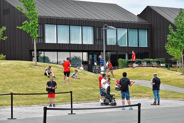 Einige Fans machen sich schon vor Ankunft des FC Liverpool auf den Weg zum Öschberghof. Das Hotel ist jedoch abgeriegelt.