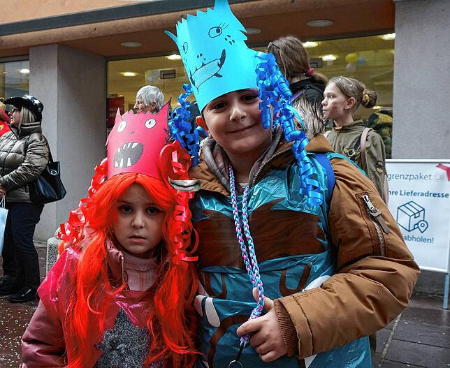 Mit Kopfbedeckung: Diese beiden Farbenmonster sind mit dem Kindergarten Rappelkiste unterwegs.