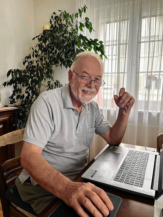 Peter Behringer am PC. Bild: Peter Behringer