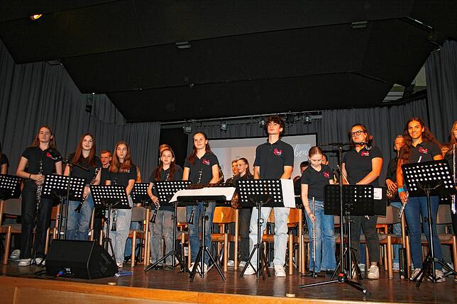 Den Abschluss des Konzerts gestaltet die Big Band des Staufer-Gymnasiums. Das Publikum lässt die jungen Musiker nicht ohne das Spielen ...