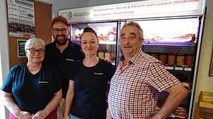 Vor einem der drei Verkaufsautomaten im Gasthof „Eichrüttehof“ in Hartschwand versammelt sind Betriebschef Markus Gerspacher (Zweiter ...