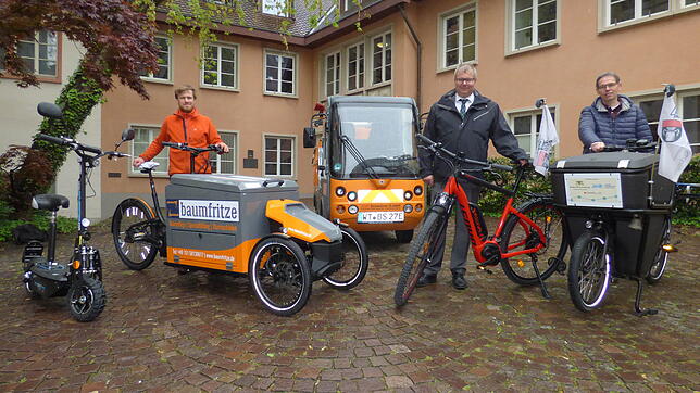 Alles elektrisch: Ein Teil des städtischen E-Fuhrparkes präsentiert sich beim Rathaus &ndash; mit dazu gesellt hat sich Felix Braasch, ...