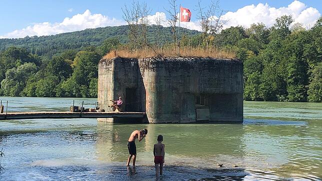 Der Bunker von Hans Kohler unterhalb von Hohentengen. Der Bunker wurde 1939 erbaut, bevor der Rhein wegen des Kraftwerks Reckingen ...