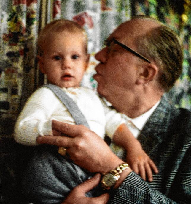 Der Autor Tobias Engelsing und sein Vater, in einer Aufnahme von 1961: Herbert Engelsing starb nur 16 Monate nach Geburt seines jüngsten ...