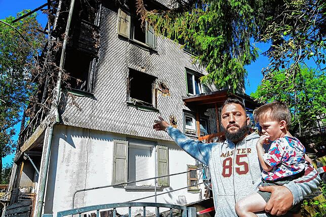 Sabatino Carvelli zeigt auf die Stelle, wo er seinen Sohn aus dem entstehenden Flammeninferno gerettet hat.