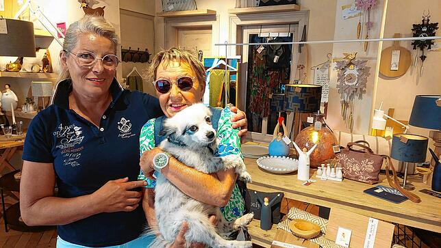Carola Paul (links) ist dankbar für neuneinhalb Jahre mit Moritz. Auch Brigitte Scheurich, die oft mit ihrem Hund Flocke und Moritz ...