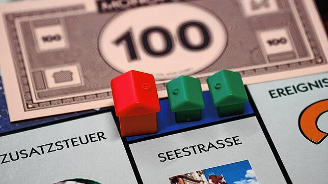 Im Konstanz-Monopoly kann Immobilienbesitz äußerst lukrativ oder auch mal ziemlich teuer sein &ndash; im realen Leben greift die Stadt ...