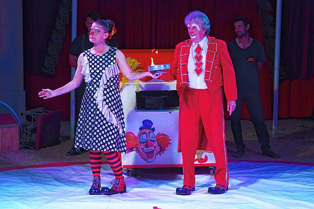 Die Clowns Aty und Paty bringen das Publikum zum Lachen.