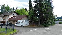 An dieses Haus soll angebaut werden. Dadurch sollen acht neue Wohnungen entstehen. Die Bäume und Büsche sollen für Parkplätze weichen. ...