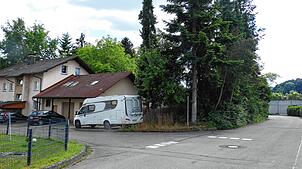 An dieses Haus soll angebaut werden. Dadurch sollen acht neue Wohnungen entstehen. Die Bäume und Büsche sollen für Parkplätze weichen. ...
