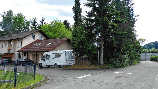 An dieses Haus soll angebaut werden. Dadurch sollen acht neue Wohnungen entstehen. Die Bäume und Büsche sollen für Parkplätze weichen. ...