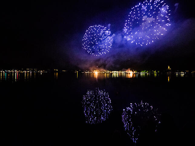 Bild 4: Das Seenachtfest-Feuerwerk vom Logenplatz am Yachthafen: Der Konstanzer Teil in Bildern