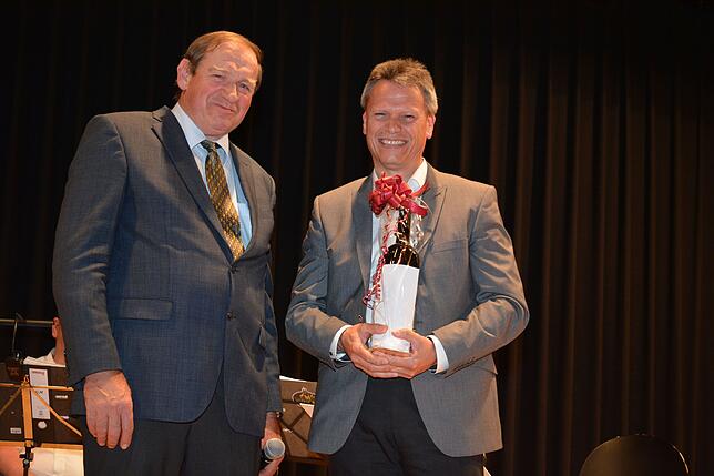 Vorstand Georg Dreher gratuliert Martin Frank zum 25. Jubiläum als Geschäftsführer des Winzervereins.