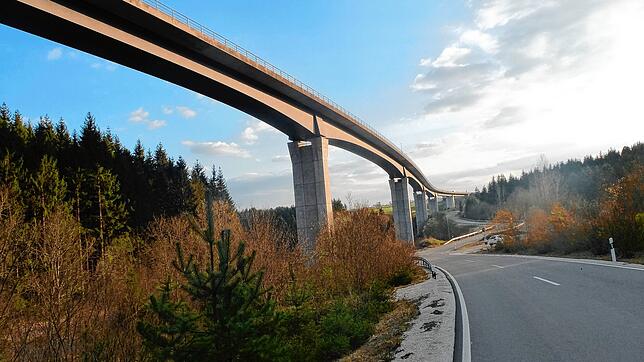 Noch ist die zweispurige Gauchachtalbrücke der B31 eine Engstelle der wichtigen Straßenverbindung, doch wenn die Planungen glatt ...