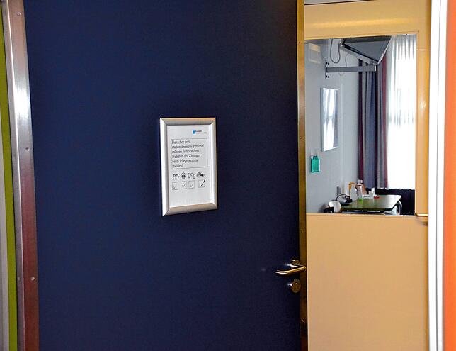 Eingang zu einem Isolationszimmer im Klinikum.