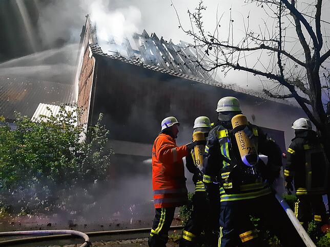 Sonntag, 26. September, in Hüfingen-Behla: Viel konnte die Feuerwehr vom Ökonomieteil nicht mehr retten.