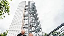 Turm-Konstrukteur Werner Sobek und Wissenschaftsministerin Theresia Bauer vor dem 37 Meter hohen Demonstrator-Hochhaus an der ...