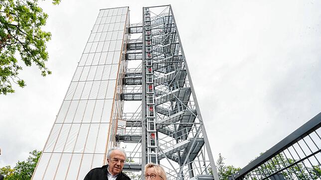 Turm-Konstrukteur Werner Sobek und Wissenschaftsministerin Theresia Bauer vor dem 37 Meter hohen Demonstrator-Hochhaus an der ...