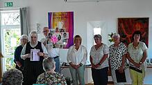 Das Foto zum Abschied: von links Elke Lange, Pfarrerin Bettina von Kienle, Mark Scott, Birgit Obst, Ulrike Clemens, Corinna Schreiber ...