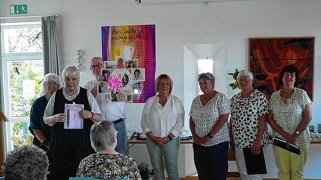 Das Foto zum Abschied: von links Elke Lange, Pfarrerin Bettina von Kienle, Mark Scott, Birgit Obst, Ulrike Clemens, Corinna Schreiber ...