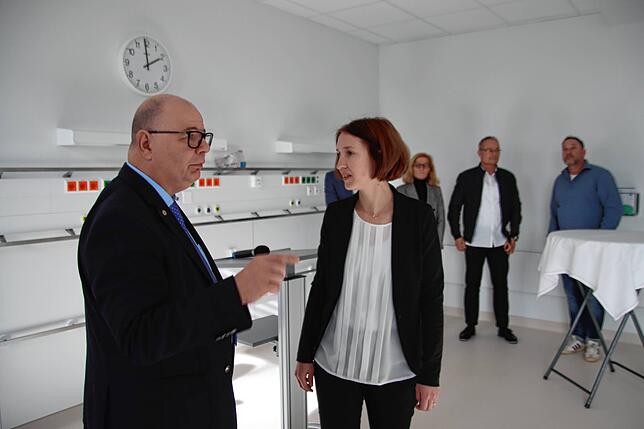 Krankenhaus-Geschäftsführer Michael Hanke zeigt Bürgermeisterin Susen Katter bei der Eröffnungsfeier für die neue Intensivstation das ...