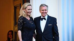 Christian Wulff, ehemaliger Bundespräsident, und seine damalige Frau Bettina vor dem Schloss Bellevue im Mai 2024.